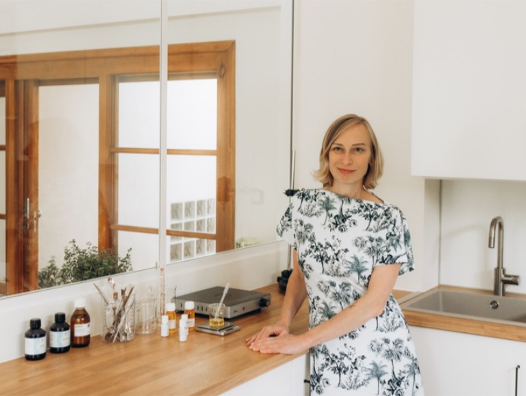 Lucie Hrušová v ateliéru